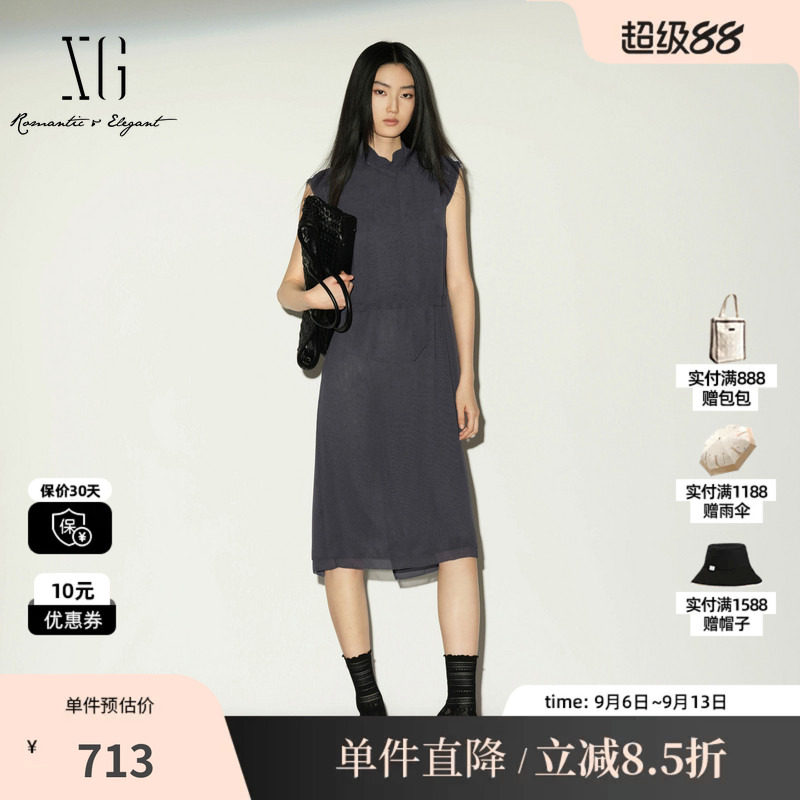 XG/雪歌 XL204038A484灰色半高立领无袖连衣裙飘带直筒开叉中裙女