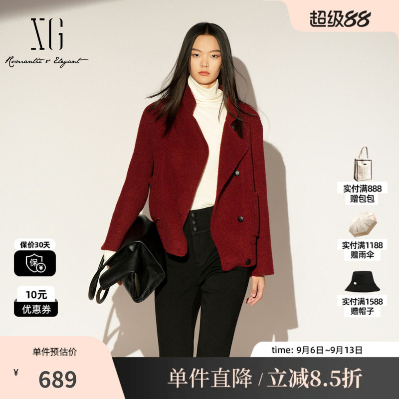 XG/雪歌 XK410002A415酒红色羊毛混纺立领不规则毛衣外套短大衣女