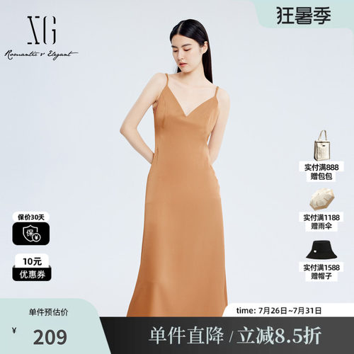 XG/雪歌XJ304017A133桔黄色无袖连衣裙 时尚秋季新款吊带长裙女装