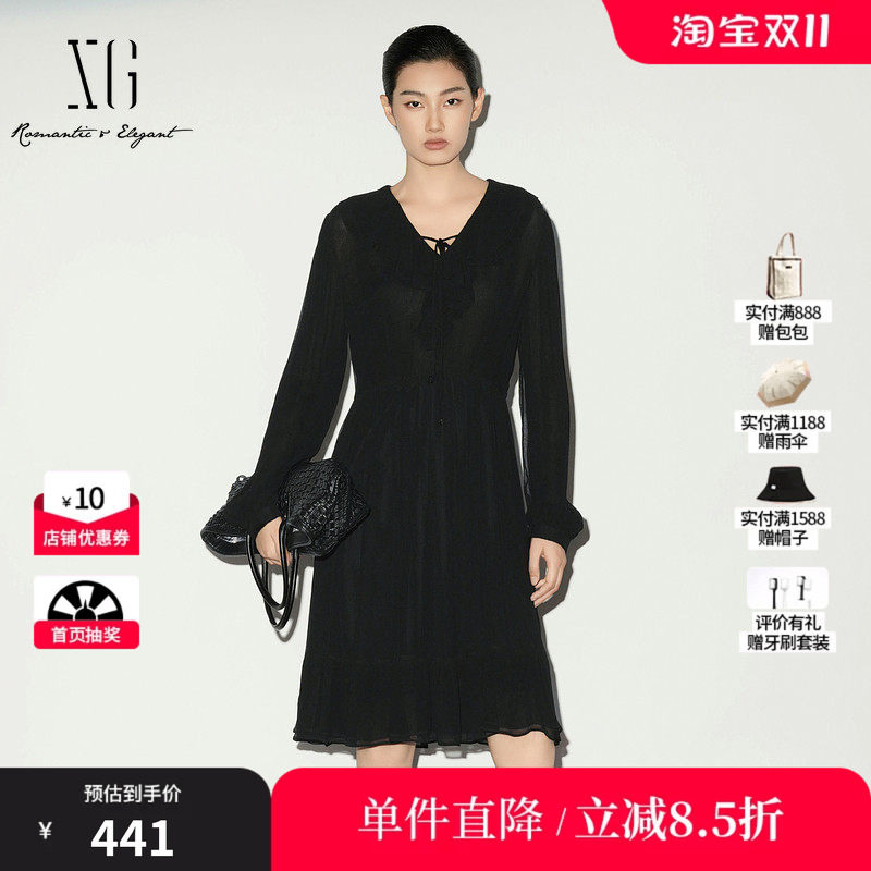 XG/雪歌XL104006A390 荷叶边V领连衣裙黑色高腰显瘦长袖A字伞裙女