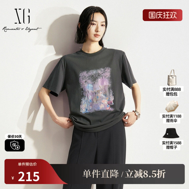 XG/雪歌XM201520A884深灰色棉感短袖T恤圆领印花直筒宽松休闲女装