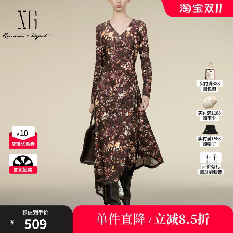 XG/雪歌XK404009B393抽褶不规则连衣裙2025冬季新款开叉印花裙女