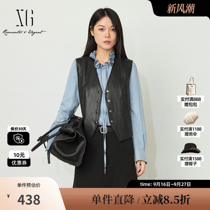 XG/雪歌XL424002A190黑色皮质V领无袖短款马夹收腰光泽单排扣女装