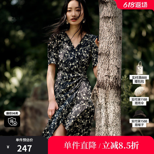 XG/雪歌XL204549B806黑色花版V领短袖连衣裙收腰直筒开叉中长裙女