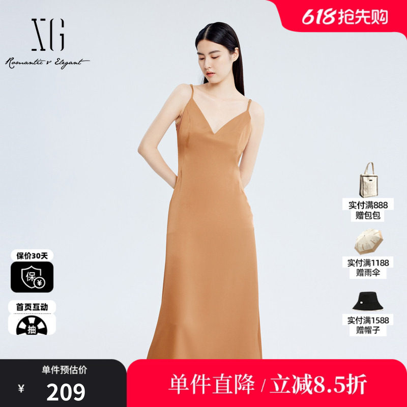 XG/雪歌XJ304017A133桔黄色无袖连衣裙 时尚秋季新款吊带长裙女装