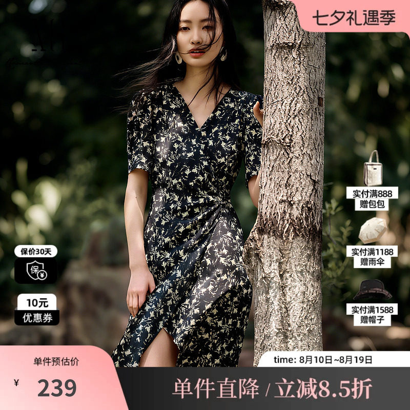 XG/雪歌XL204549B806黑色花版V领短袖连衣裙收腰直筒开叉中长裙女