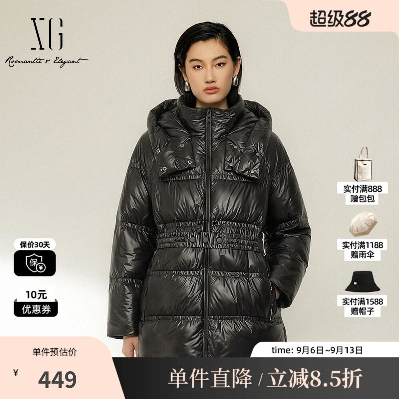 XG/雪歌 XJ406776A890黑色亮面收腰白鸭绒羽绒服帽领可拆卸外套女