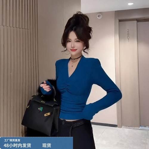 纯欲辣妹风V领褶皱显瘦加绒上衣女秋冬新款时尚百搭长袖打底衫T恤