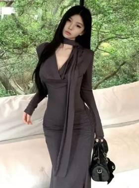 灰色V领长袖打底连衣裙女早秋季内搭收腰显瘦性感辣妹包臀长裙子