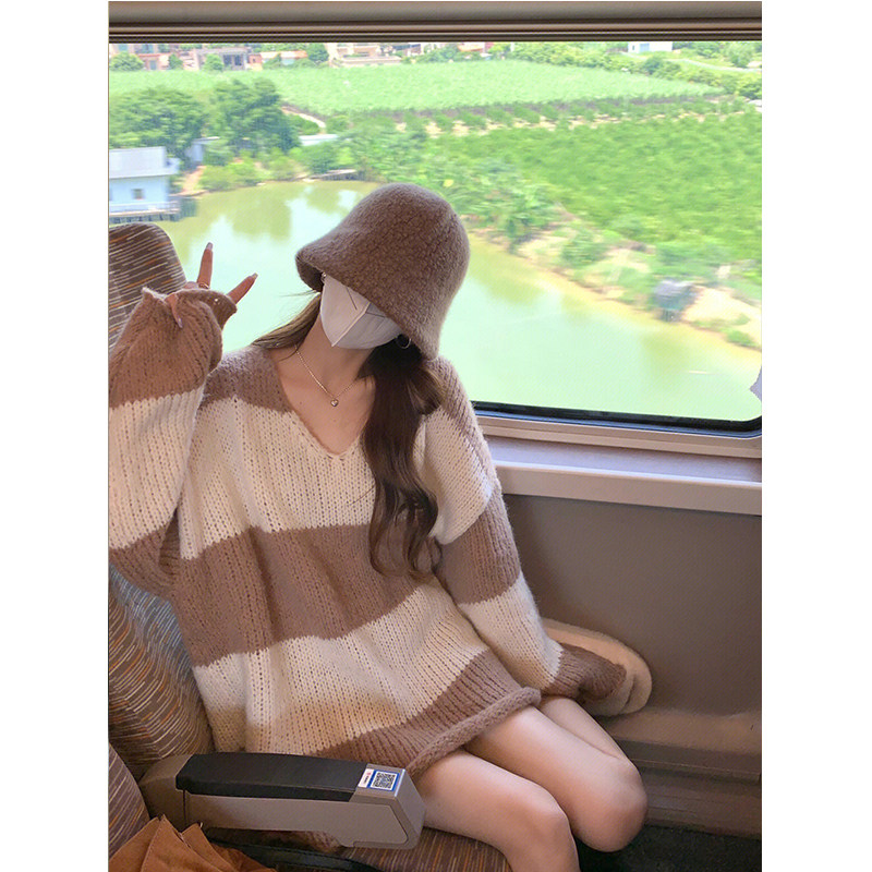 CONTRASTING STRIPED V-NECK SWEATER WOMENS AUTUMN AND WINTER JAPANESE LAZY WIND ROLLED EDGES FASHIONABLE LOOSE FOREIGN KNIT SWEATER TOP TIDE