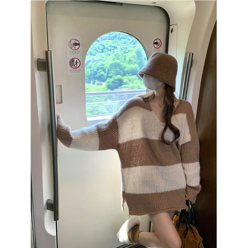 CONTRASTING STRIPED V-NECK SWEATER WOMENS AUTUMN AND WINTER JAPANESE LAZY WIND ROLLED EDGES FASHIONABLE LOOSE FOREIGN KNIT SWEATER TOP TIDE