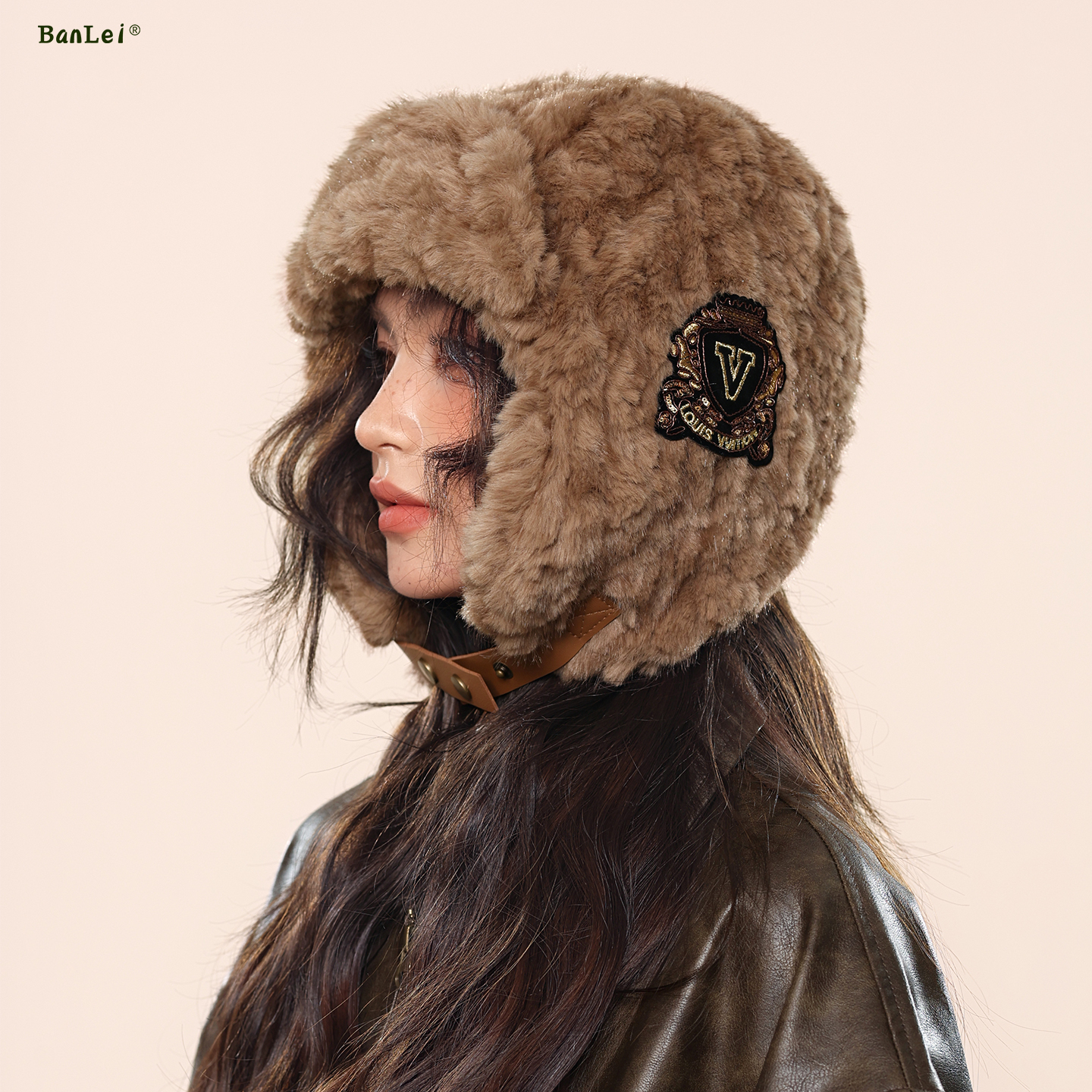 半蕾时尚毛绒V字母潮流雷锋帽