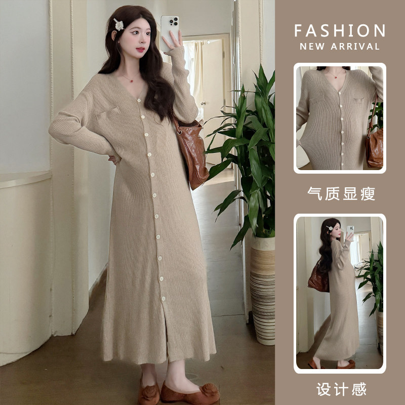 2026春季孕妇长袖针织连衣裙气质显瘦宽松打底设计感连衣裙