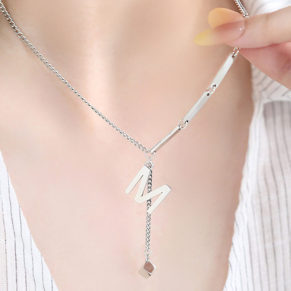 925银英文字母项链女休闲风锁骨链女高级感小众设计链子毛衣链