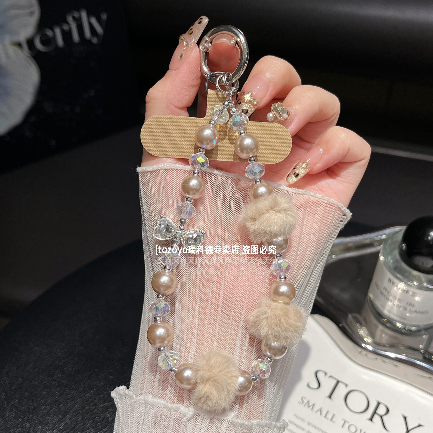 带毛球珍珠手机链2025秋冬新款水晶挂链精致高级感毛绒挂饰水钻蝴蝶结链条好看洋气女串珠手链腕带挂绳包包壳