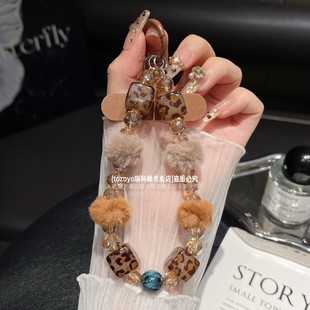 秋冬时尚手机链带毛球美拉德棕色豹纹挂链水晶手腕重工气质链条轻奢高级感挂饰手链简约毛绒黑白腕带绳垫片壳