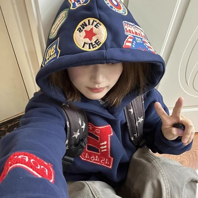 美式复古徽章字母刺绣连帽卫衣