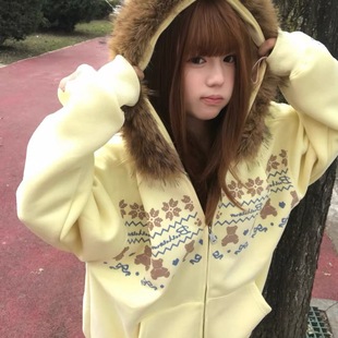 秋冬2025新款 卫衣女宽松加绒加厚外套 奶黄色小熊毛绒领费尔岛开衫