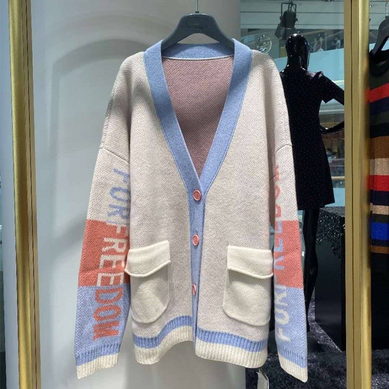 阿玛施旗舰店官网2020秋装新款宽松V领拼色字母针织开衫奶奶衫女