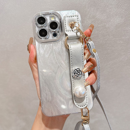 羽纱银色山茶花珍珠腕带适用于苹果16Promax手机壳iPhone15渐变14软13Pro全包镜头膜12斜跨背带挂绳11高级感