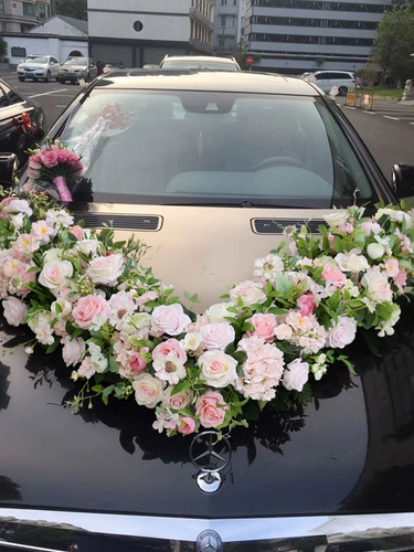 Главный свадебный автомобиль украшает переднюю часть машины розовая роза Big V цветочная ряд