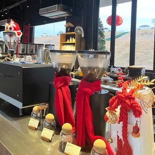 2026元旦装饰咖啡店磨豆机红色醒狮围巾布置新年喜庆氛围吧台挂饰