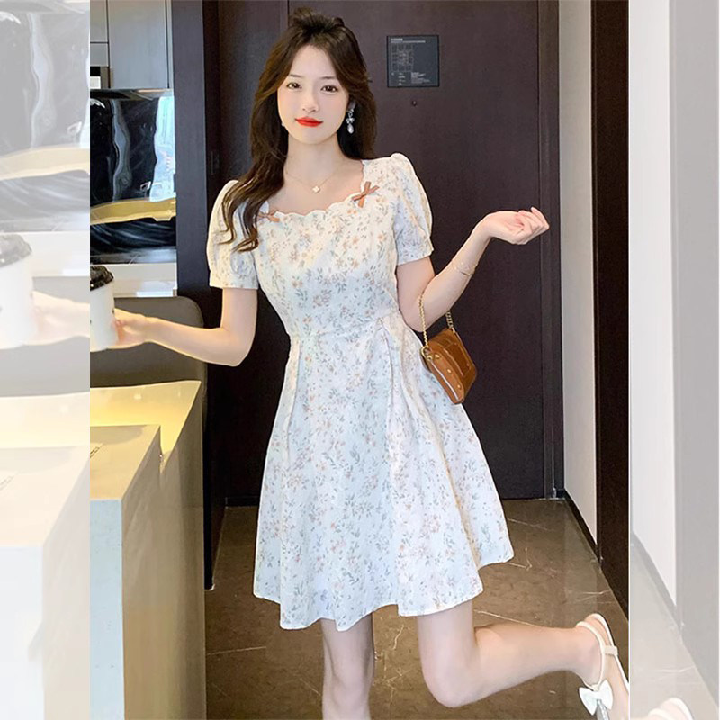 白色碎花连衣裙女2026春夏季新款收腰显瘦气质方领别致中长款裙子