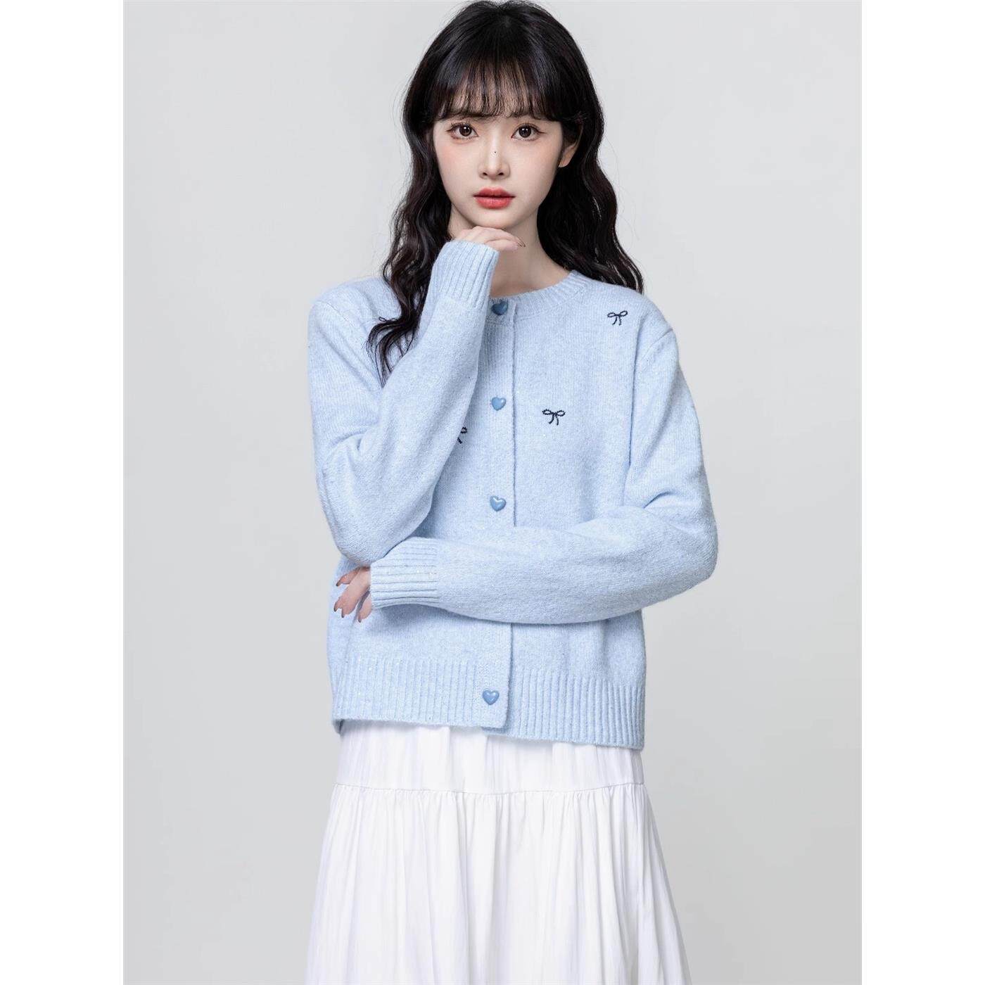 蓝色圆领针织开衫女2025秋冬新款宽松设计感薄款毛衣外套短款上衣