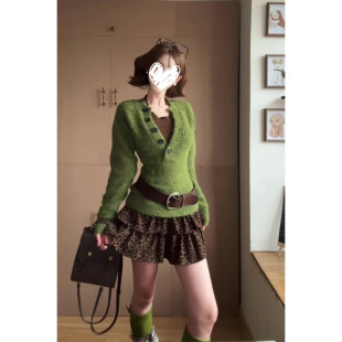 慵懒气质宽松毛绒绒外套绿色v领长袖针织衫女秋冬豹纹半身裙套装