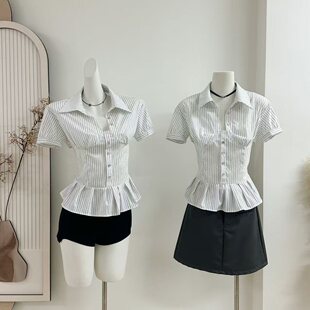 Lattitude/杨小鹭 设计感条纹收腰短袖上衣后背绑带学院风衬衫女