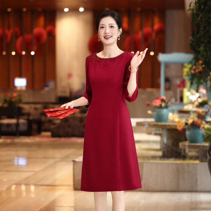 2026秋新款妈妈礼服酒红钉珠婚庆婚宴喜婆婆连衣裙高贵年轻小个子