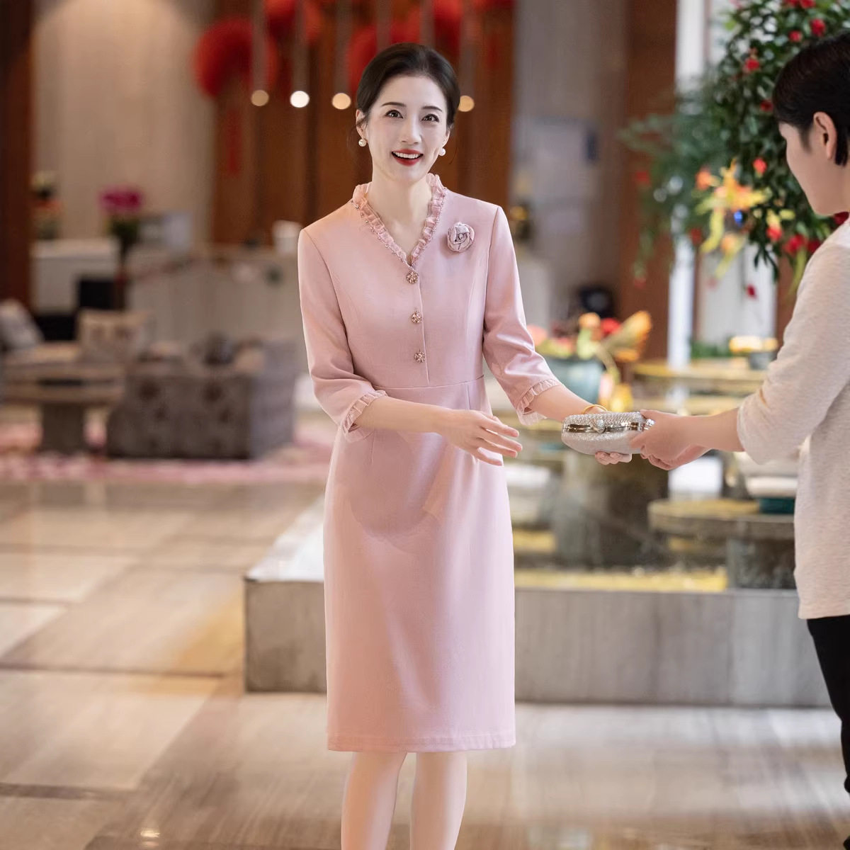 2026新款妈妈礼服裙粉色木耳边高贵气质连衣裙喜婆婆婚宴装小个子