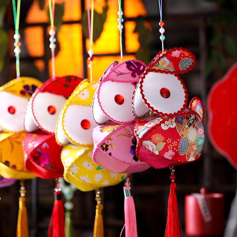 2024年元宵节儿童手提兔子灯笼过新年春节豫园城隍庙老式手工花灯