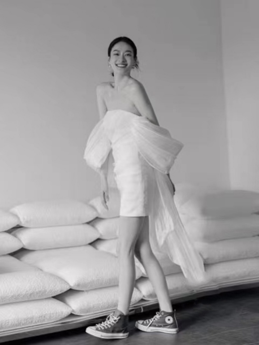 一字肩旅拍轻婚纱2024新款小个子新娘抹胸晨袍出门纱订婚短款礼服
