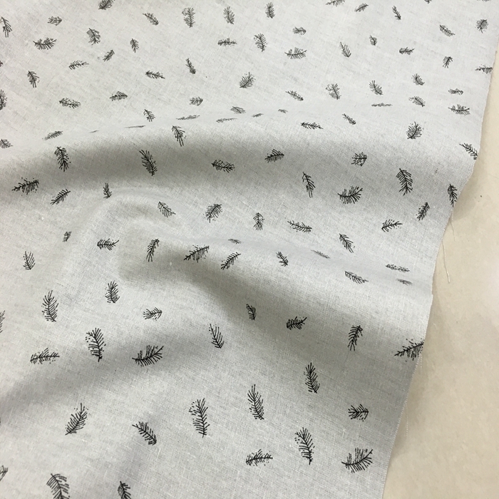 浅灰色底小羽毛图案印花棉麻时装面料 春夏 连衣裙 服饰 布料