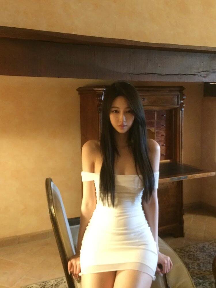 白色一字肩露肩包臀裙子束腰性感显瘦高级感短款连衣裙女