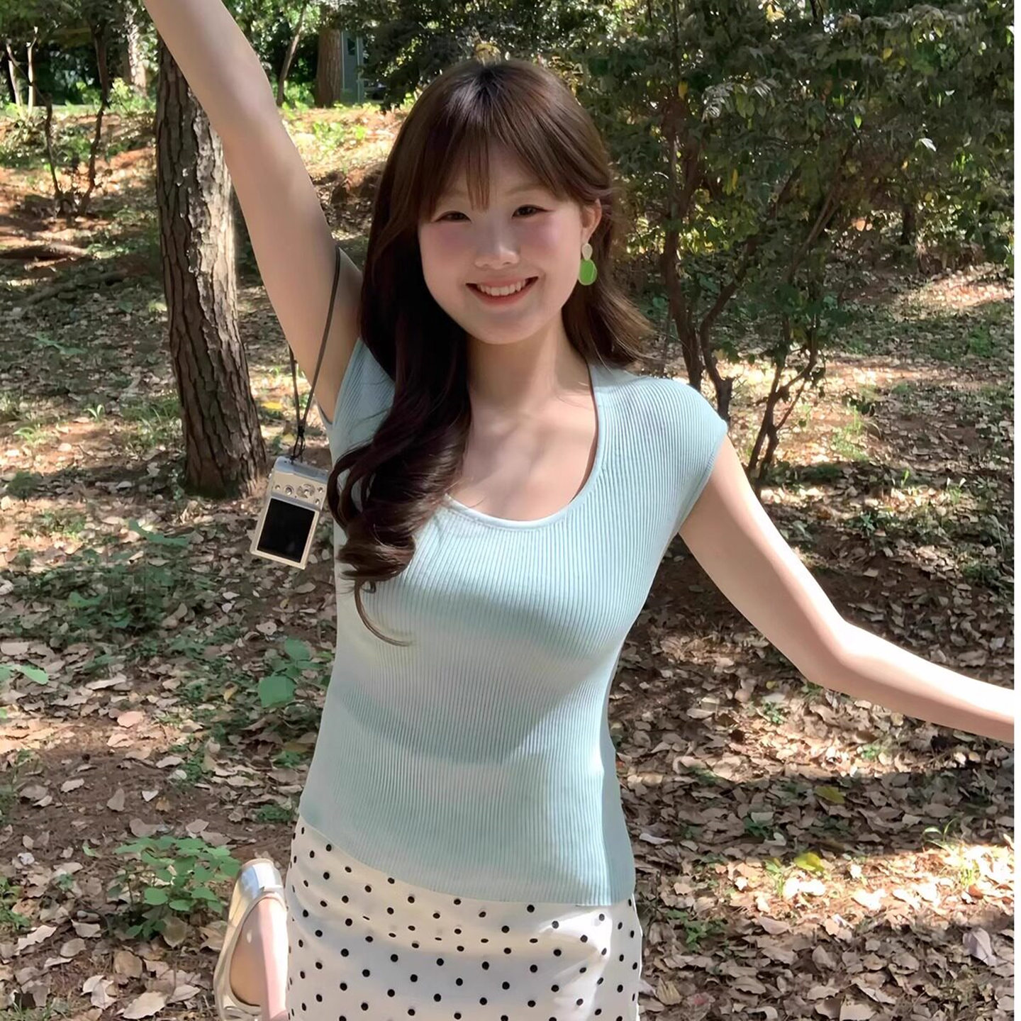 超好看的薄荷绿U领小飞袖上衣女图片
