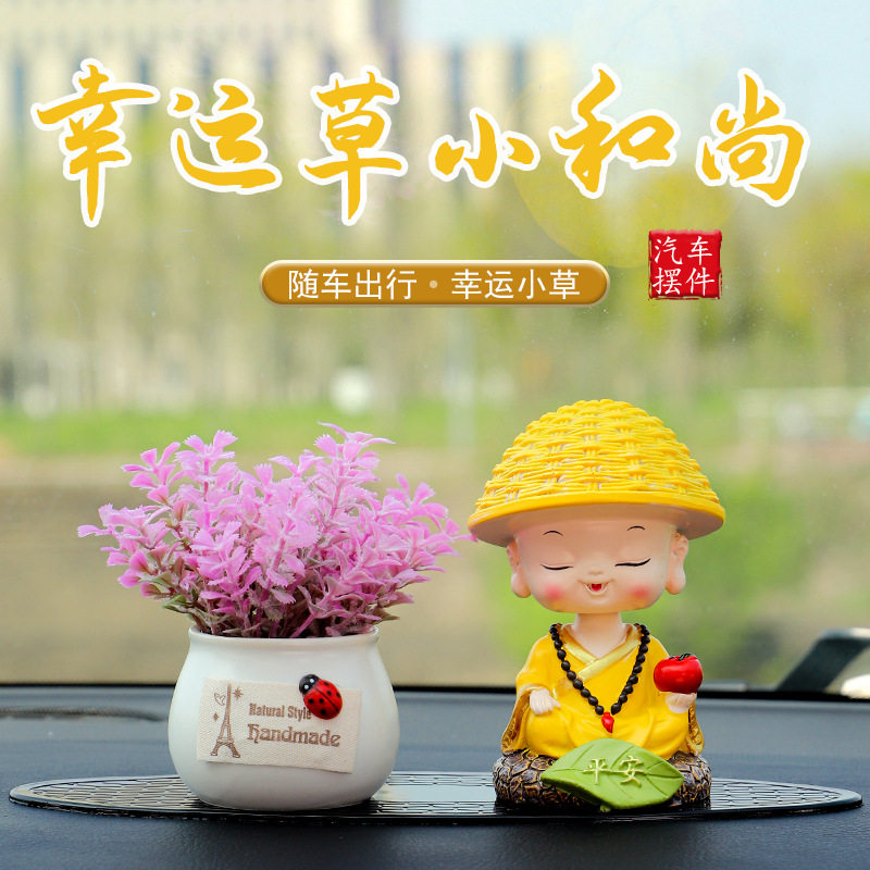 车内饰品摆件精致可爱小和尚摇头车上内饰用品汽车中控台装饰新款