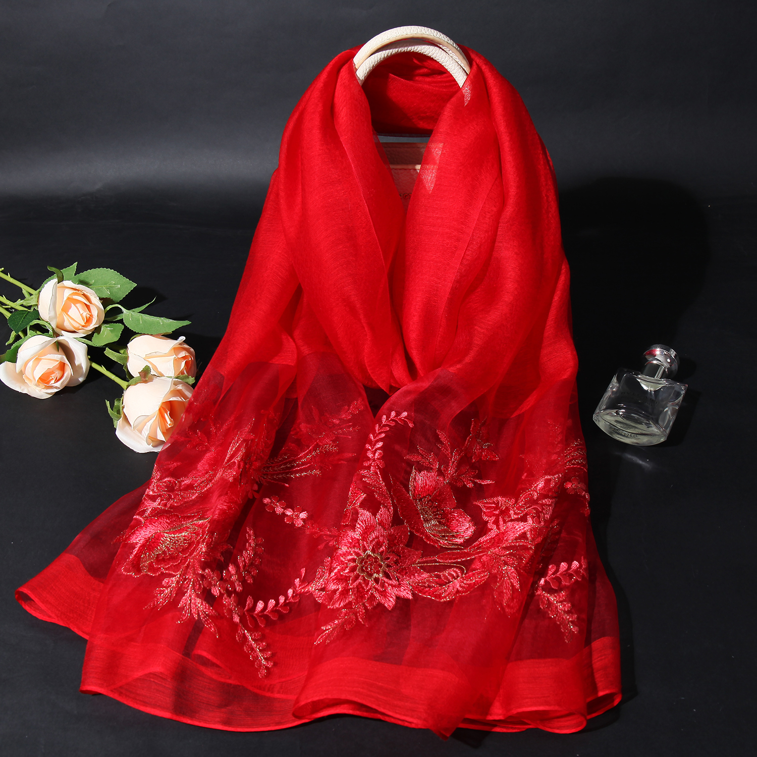 2025新款真丝混纺大红色刺绣花卉围巾女长款喜庆婚礼披肩百搭丝巾