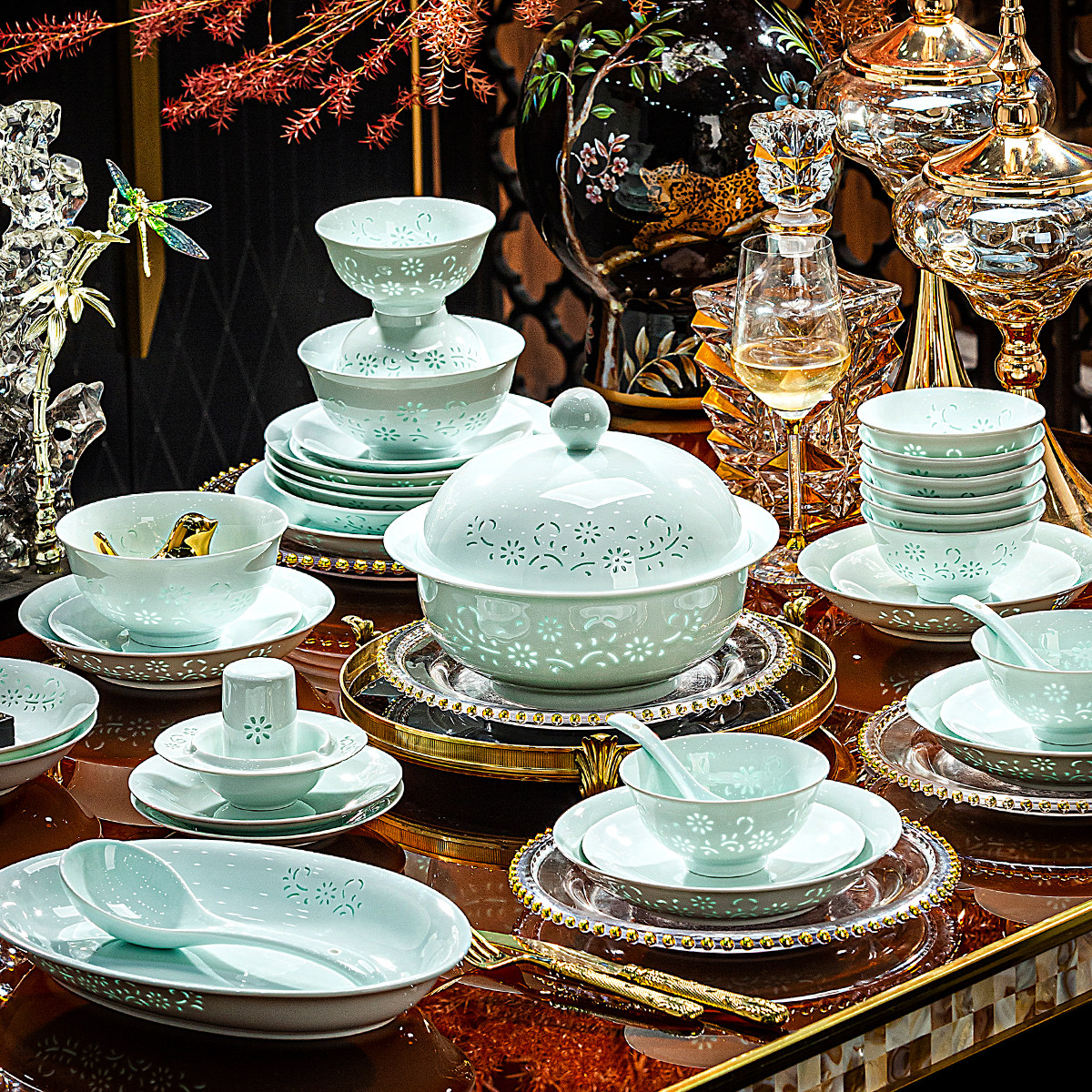 景德镇碗碟套装家用4人6人青瓷玲珑瓷餐具新款中式高端乔迁碗盘