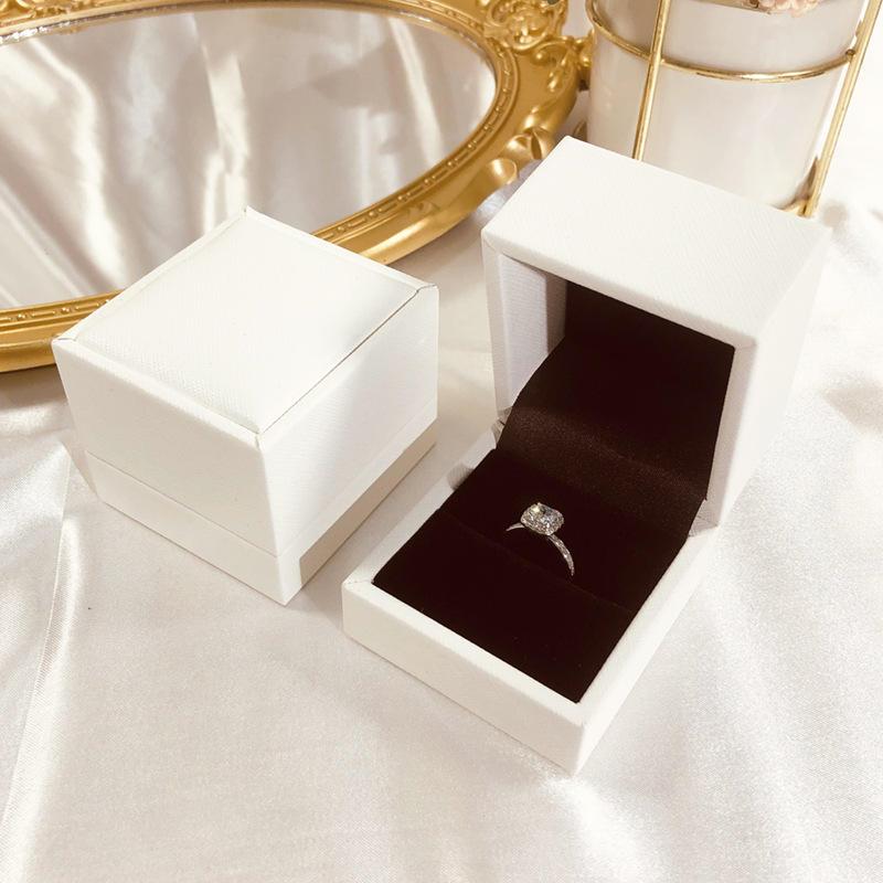白色PU皮婚礼仪式求婚戒指盒对戒盒高级感项链盒手链盒珠宝包爆款图片