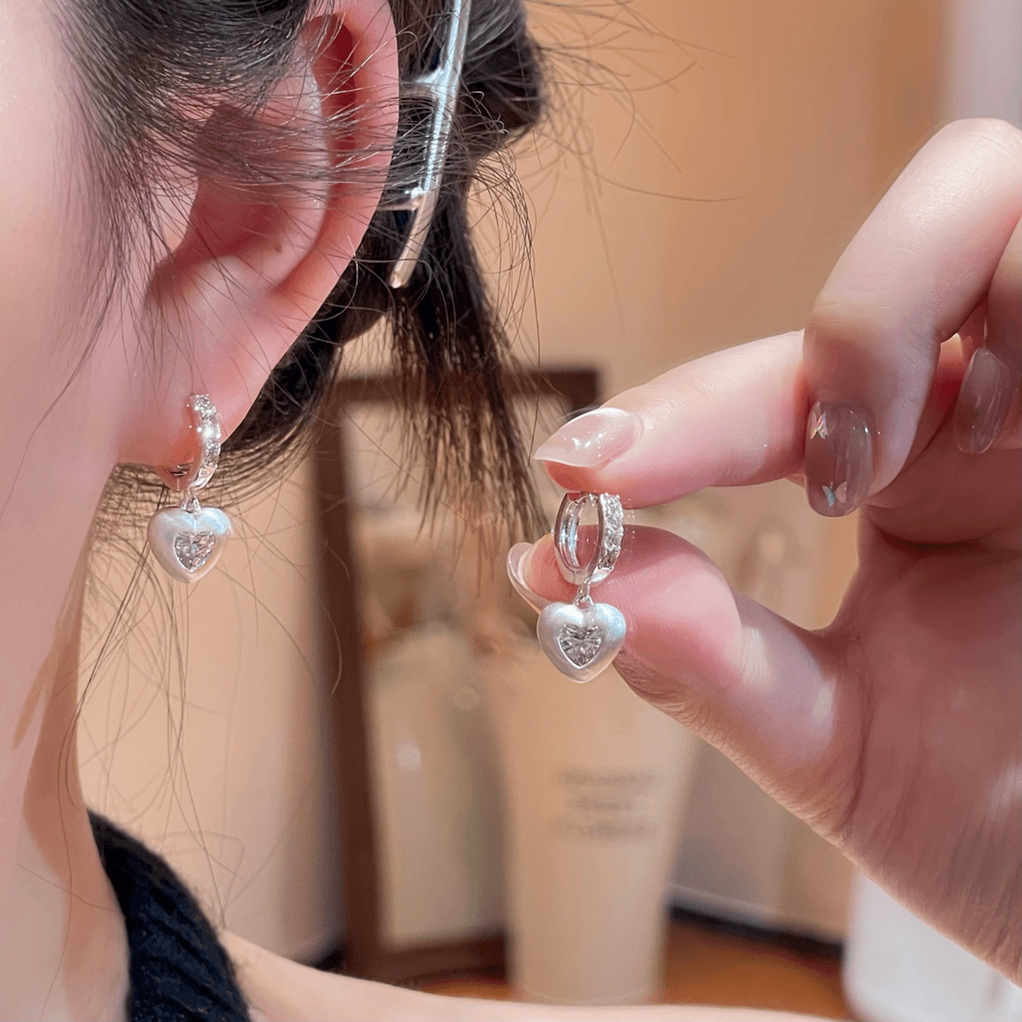 银色爱心吊坠耳环女2025新款爆款小众设计感耳圈简约气质耳钉耳饰