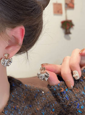 水钻爱心银杏叶耳钉女2025新款小众设计感耳环气质百搭高级感耳饰