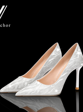 法式婚鞋2024年新款主婚纱秀禾新娘伴娘鞋亮片尖头银色细跟高跟鞋