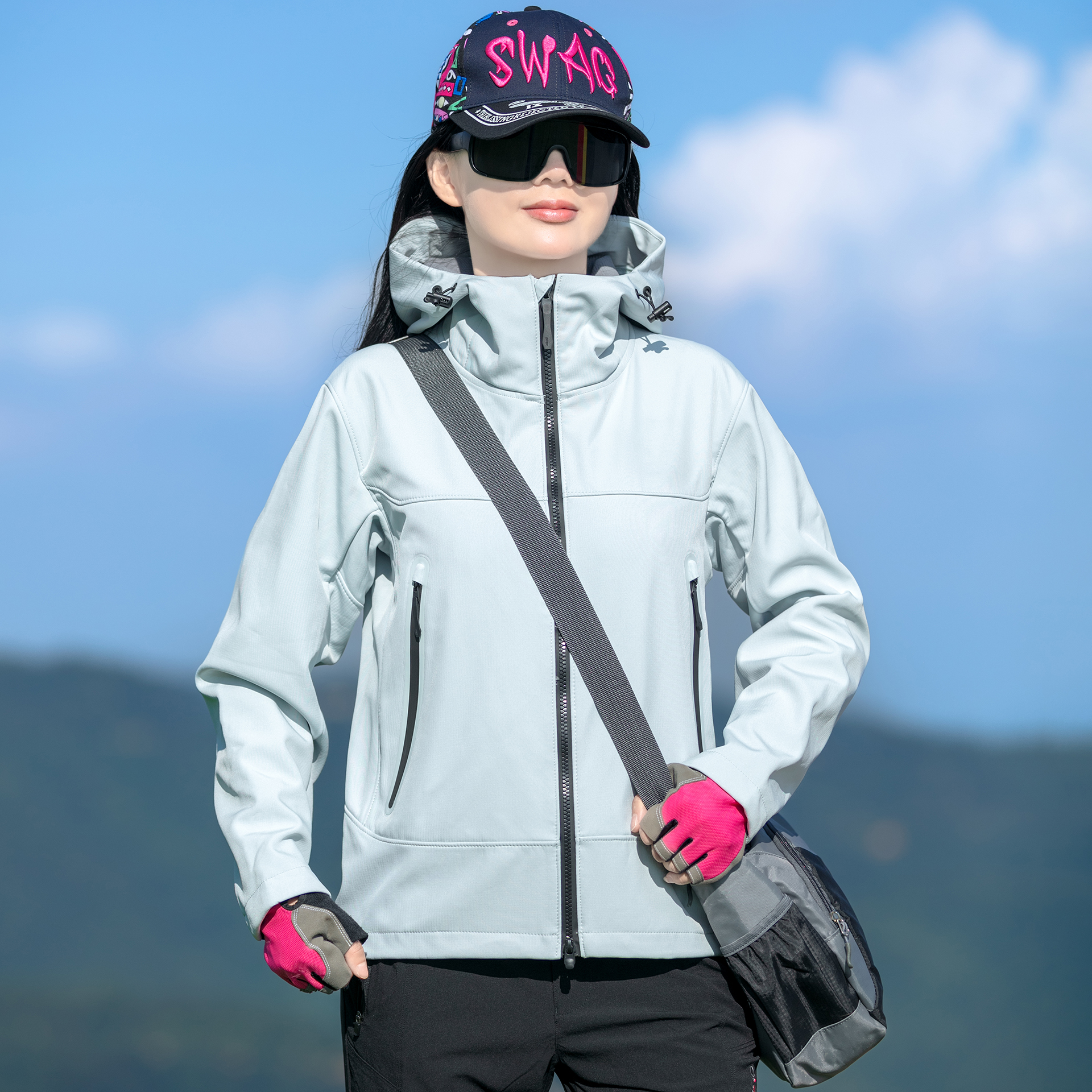 软壳衣秋冬加绒加厚女舒适保暖户外运动跑步防风防水连帽立领外套