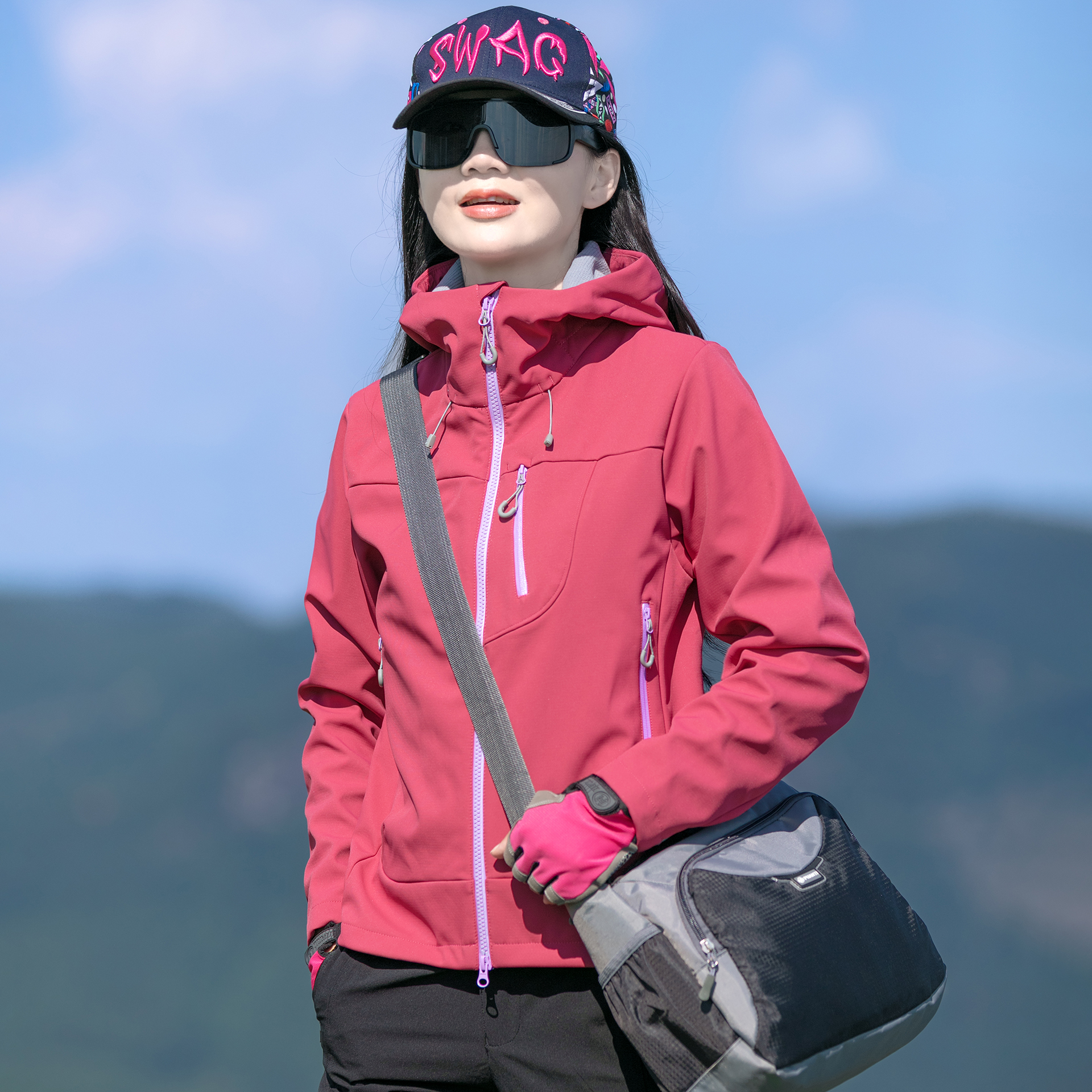 户外软壳衣女加绒保暖夹克连帽骑行防风防水工装外套登山运动上衣