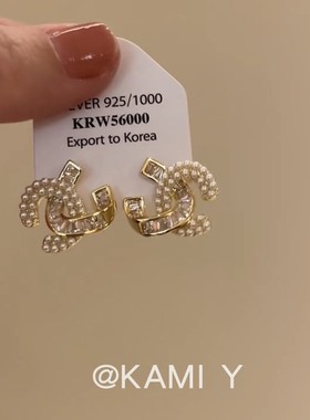 KAMI Y精致微镶珍珠字母耳钉女气质百搭小香风设计感银针耳环耳饰