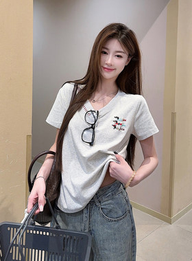正肩刺绣小狗V领短袖T恤女2026新款夏季设计感小众宽松百搭女上衣
