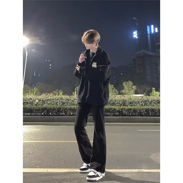 黑色微喇牛仔裤男2024