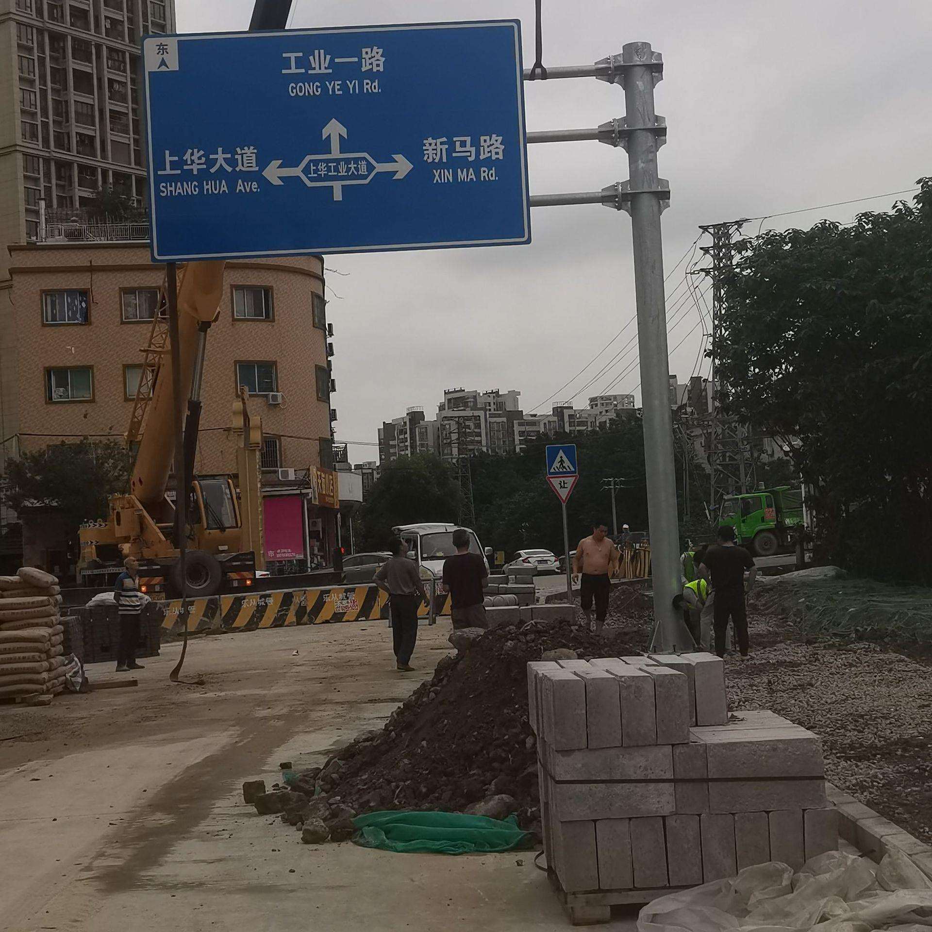 可订购优惠交通双悬臂八角杆热镀锌圆杆指示牌F杆标识牌镀锌立杆